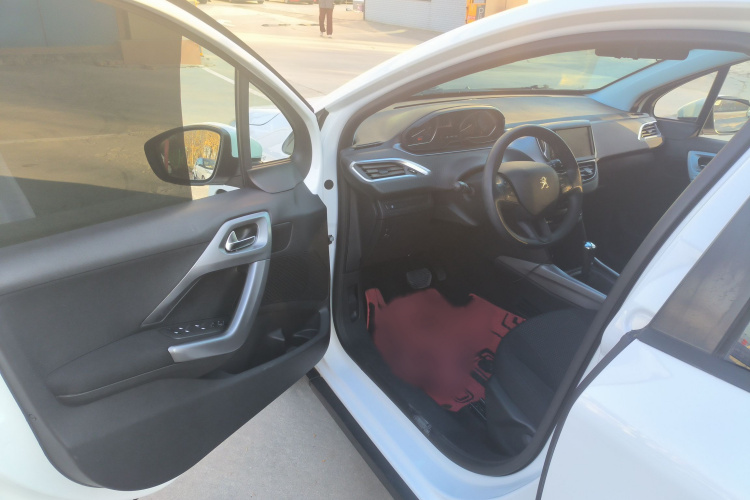 标致2008 2014款 1.6L 自动时尚版中控内饰7003