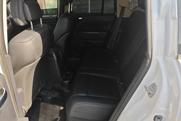 Jeep 指南者(进口) 2015款 2.0L 两驱运动版中控内饰21