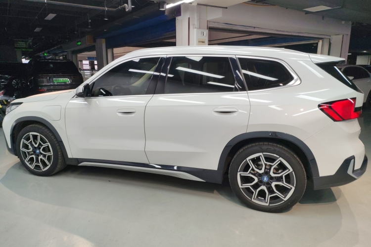 宝马iX1 2023款 xDrive30L X设计套装车身外观4