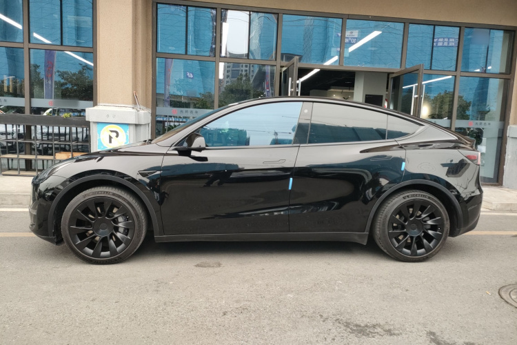 特斯拉 Model Y 2022款 长续航全轮驱动版车身外观4