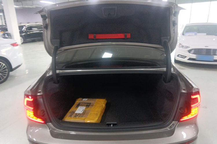 沃尔沃S60 2020款 T4 智逸豪华版机舱底盘23