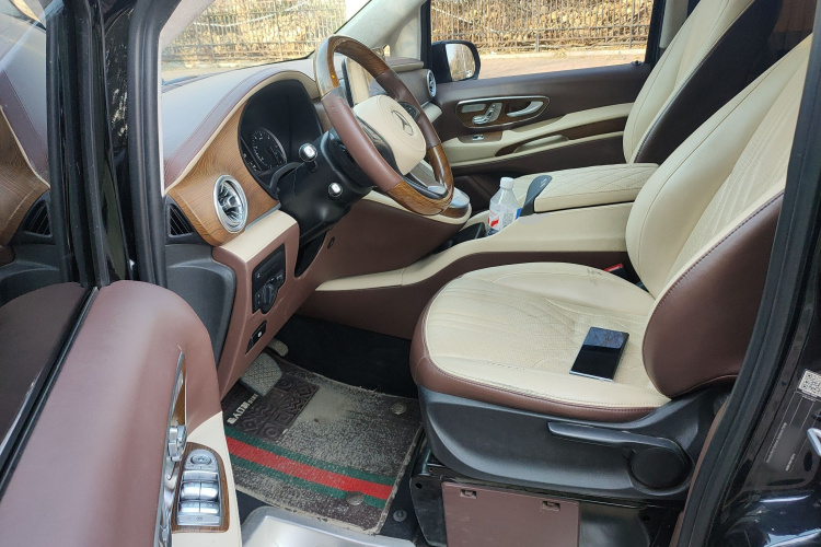奔驰 威霆 2021款 2.0T 商务版 7座中控内饰20