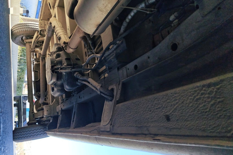 上汽大通MAXUS 新途V80 2021款 2.0T PLUS 手动全能王中轴中顶6/7/8/9座局部细节9004