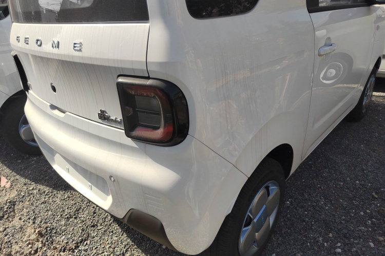 吉利银河 2024款 熊猫mini 200km 耐力熊车身外观9