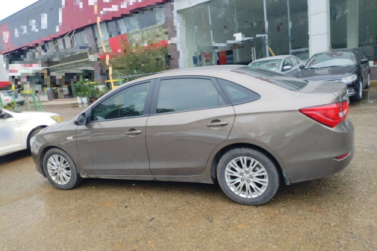 别克 英朗 2015款 15N 自动豪华型车身外观4