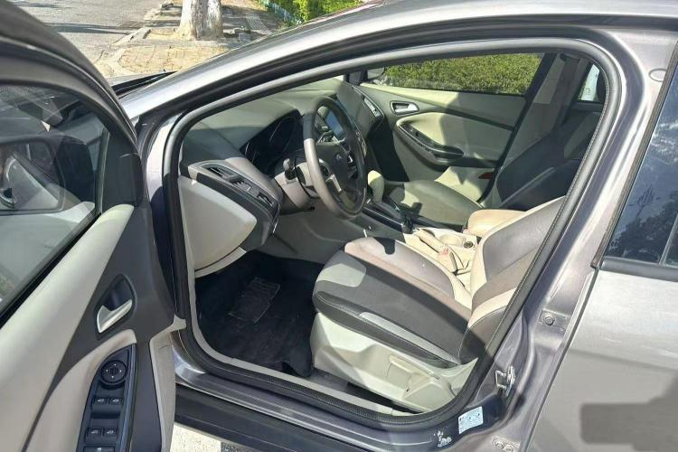 福特 福克斯 2012款 三厢 1.6L 自动风尚型中控内饰20