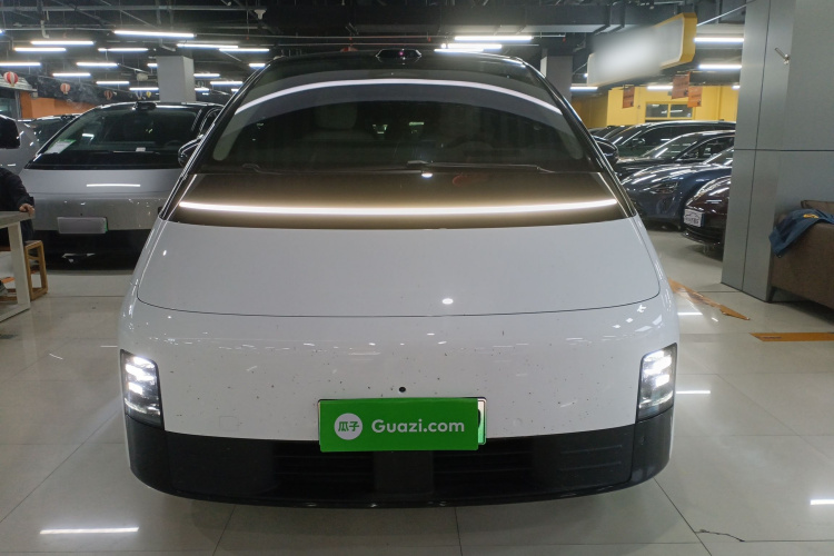 理想汽车 理想MEGA 2025款 Home 家庭特别版车身外观2