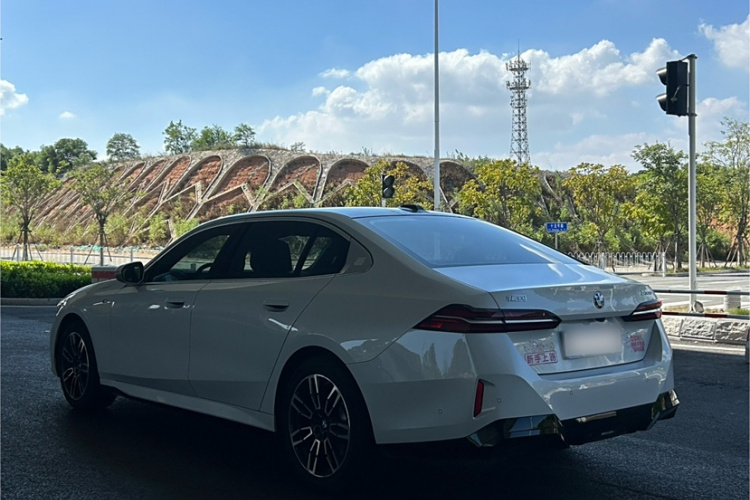 宝马5系 2025款 530Li 领先型 M运动套装车身外观6003