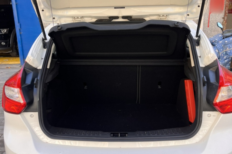 福特 福克斯 2012款 两厢 1.6L 自动风尚型局部细节9011