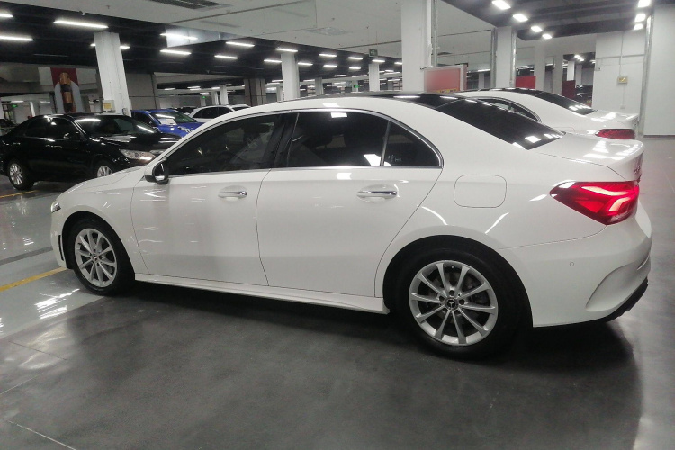 奔驰A级 2021款 A 200 L 运动轿车时尚型车身外观6003