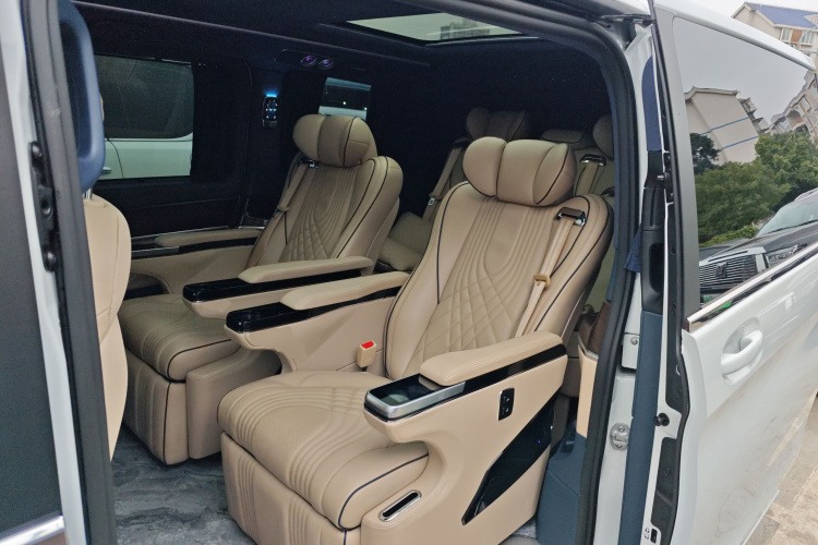 奔驰V级 2021款 V 260 领航版中控内饰21