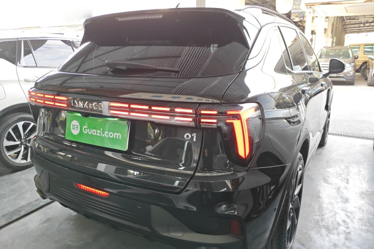 领克01 2023款 2.0TD 四驱暗夜版车身外观7