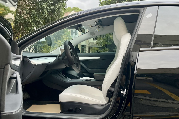 特斯拉 Model 3 2022款 后轮驱动版中控内饰7001