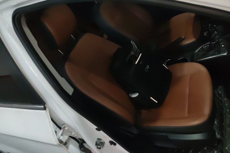 长安 逸动 2016款 1.6L GDI 自动劲尚型局部细节41