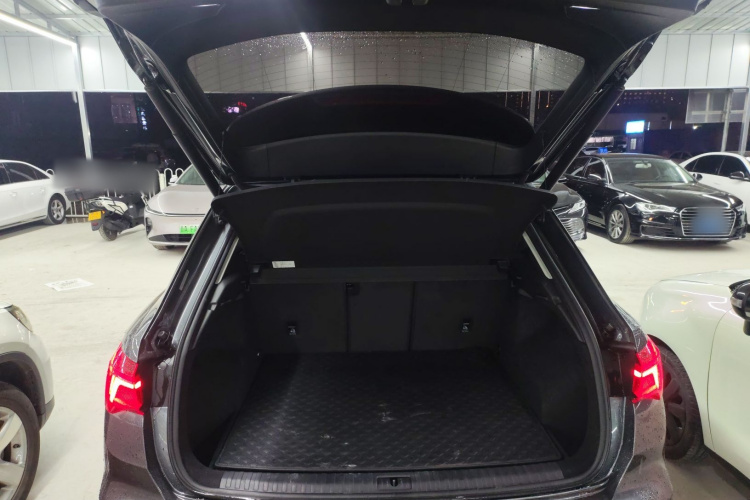 奥迪Q3 2021款 35 TFSI 时尚动感型机舱底盘23