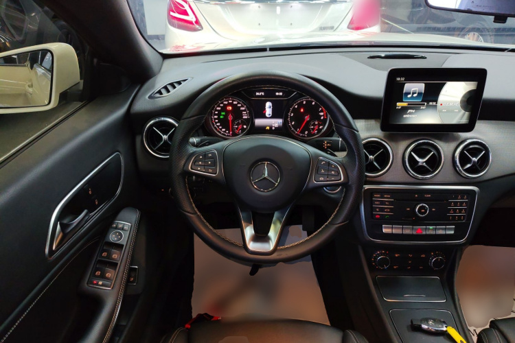 奔驰CLA 2017款 改款 CLA 200 动感型中控内饰13