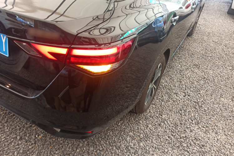 日产 轩逸 2023款 1.6L CVT黑金版车身外观9