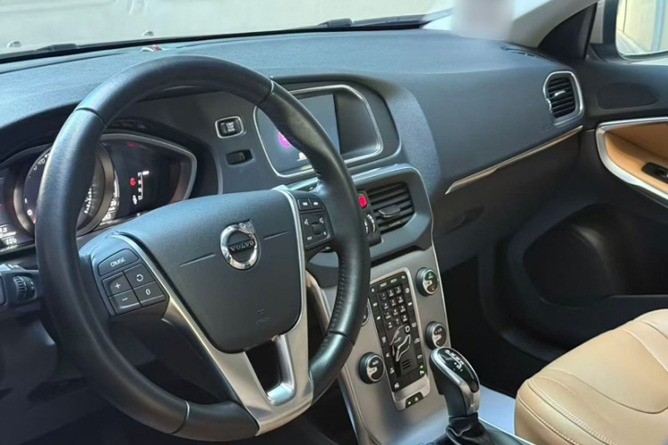 沃尔沃V40 2017款 T3 智雅版中控内饰7002