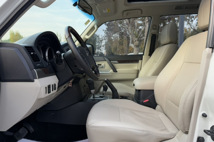 三菱 帕杰罗（平行进口）中控内饰7002