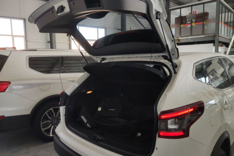 日产 逍客 2022款 2.0L CVT XV智享版机舱底盘23