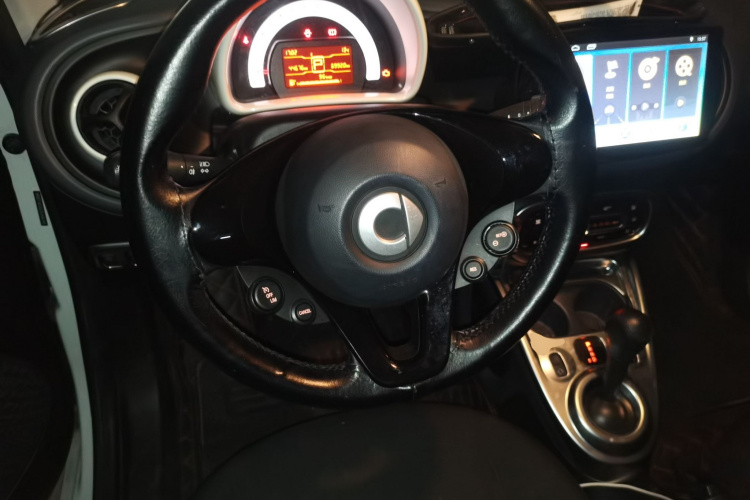 smart fortwo 2018款 1.0L 52千瓦硬顶灵动版 国V中控内饰13