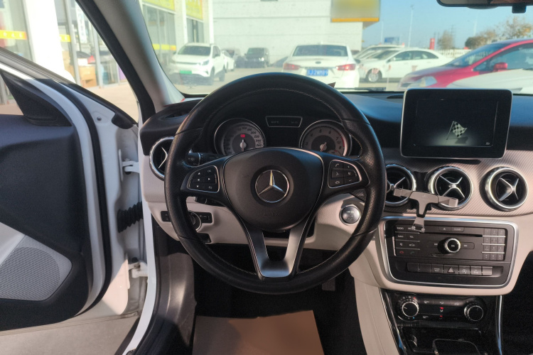 奔驰GLA 2016款 GLA 200 动感型局部细节13