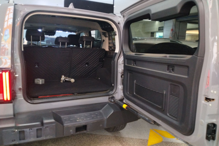 坦克300 2021款 越野版 2.0T 征服者机舱底盘23