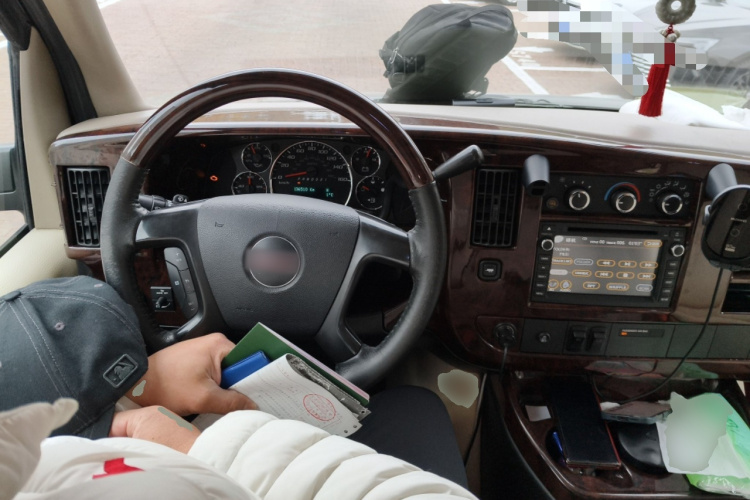 GMC SAVANA 2014款 5.3L 四驱领袖版中控内饰13