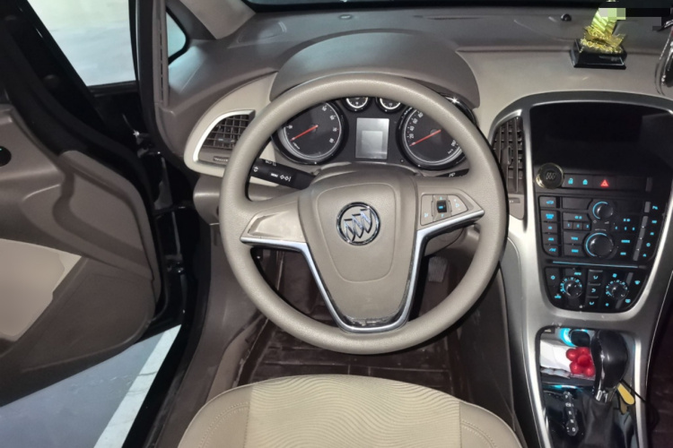 别克 英朗 2013款 GT 1.6L 自动时尚版中控内饰13