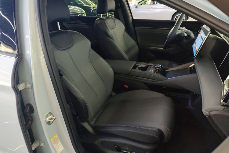 比亚迪 秦L 2024款 DM-i 80KM超越型局部细节41