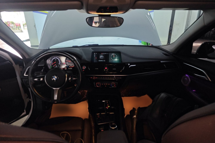 宝马1系 2021款 125i M运动曜夜版中控内饰12