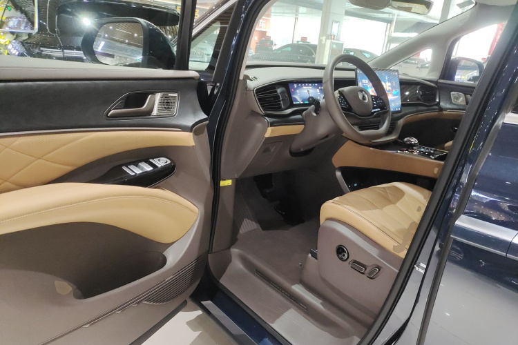 腾势D9 2022款 DM-i 1040 尊贵型中控内饰7003