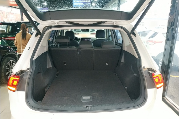 大众 途观L 2024款 300TSI 自动两驱智享版机舱底盘23