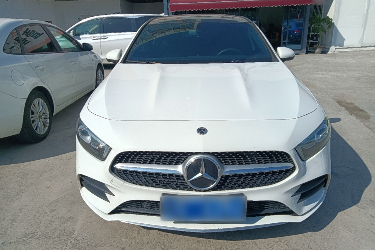 奔驰A级 2022款 改款三 A 200 L 运动轿车时尚型车身外观2