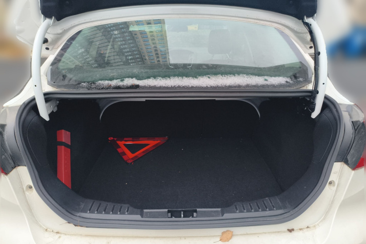 福特 福克斯 2015款 三厢 1.6L 手动风尚型中控内饰23