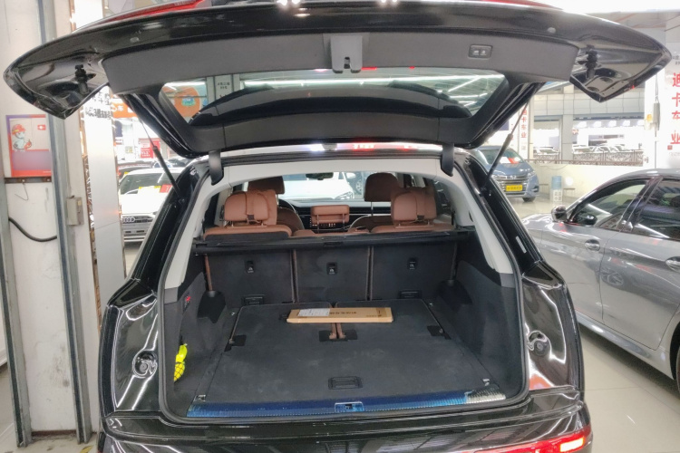 奥迪Q7 2023款 55 TFSI quattro S line运动型机舱底盘23