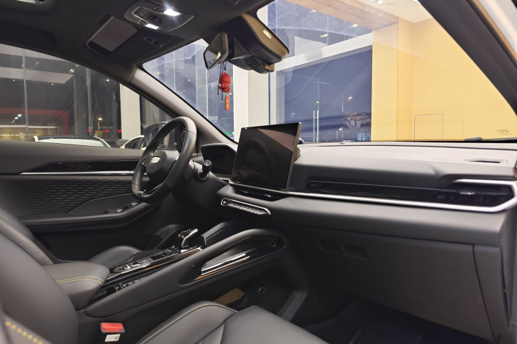 吉利汽车 2025款 缤越L 1.5TD DCT星耀中控内饰7015