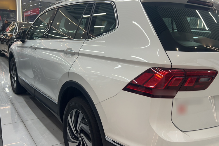 大众 途观L 2025款 出众款 300TSI 自动两驱龙腾版车身外观6004