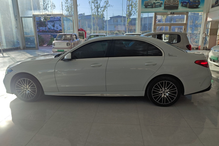 奔驰C级 2023款 改款 C 200 L 运动版车身外观4