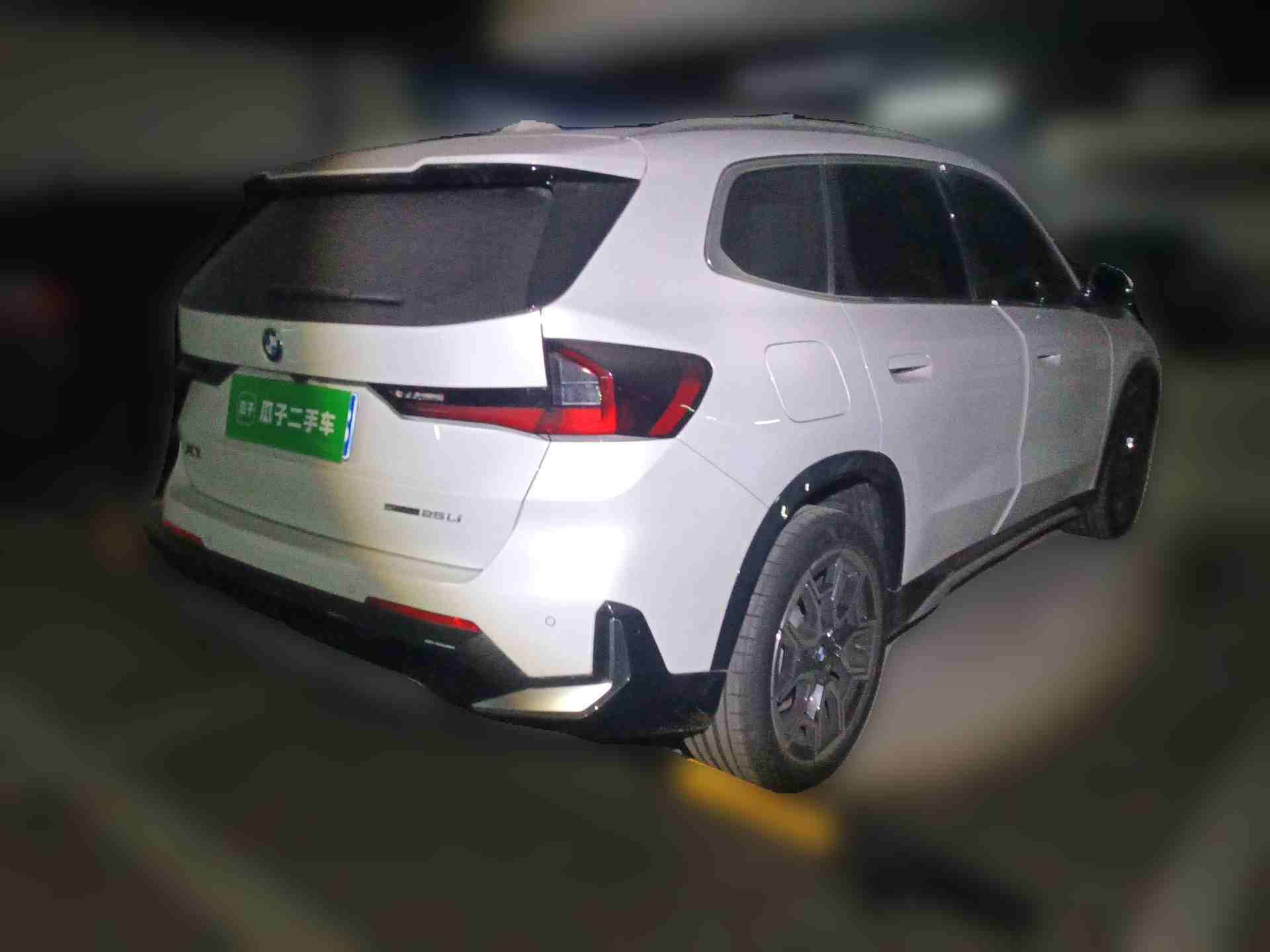 车辆右后45度外观展示