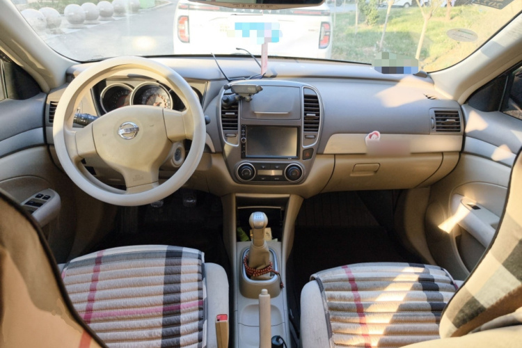 日产 轩逸 2012款 经典 1.6XE 手动舒适版中控内饰7002