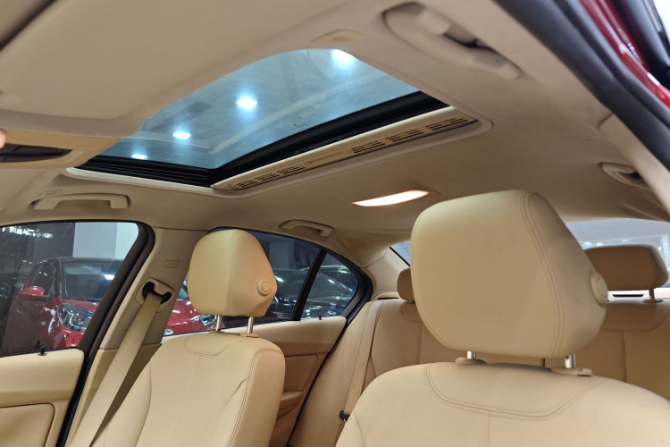 宝马3系 2015款 320i 超悦版时尚型中控内饰7004