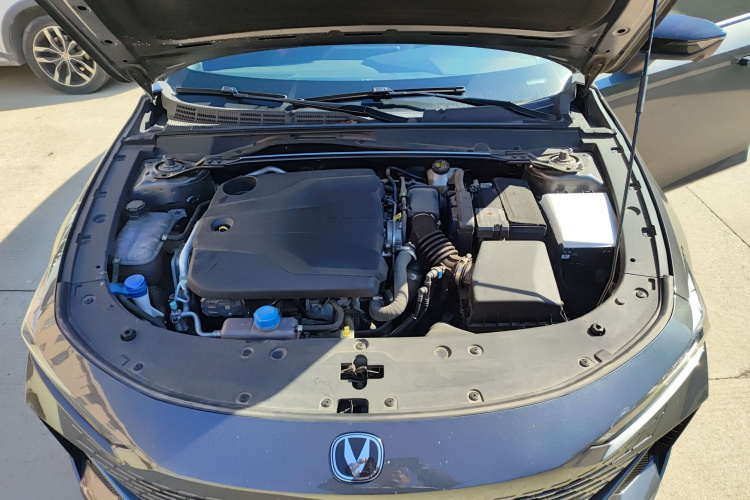 长安UNI-V 2022款 1.5T 尊贵型机舱底盘24