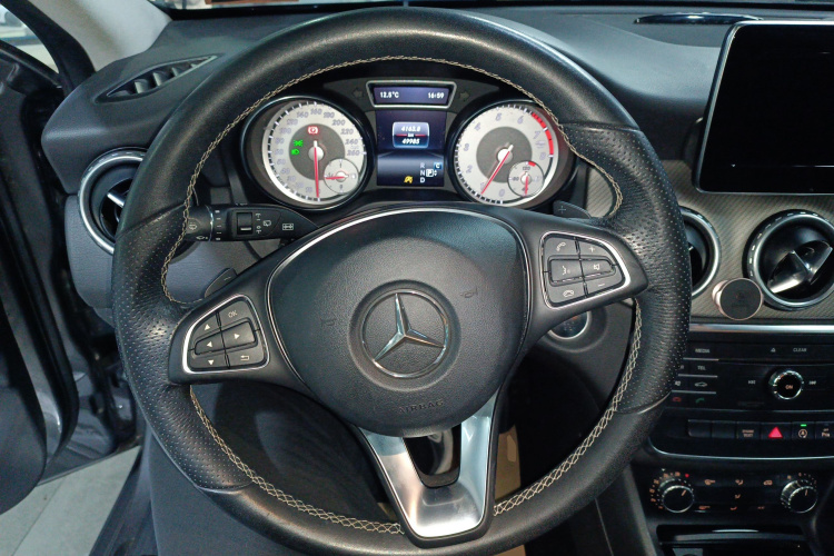 奔驰GLA 2016款 GLA 200 动感型局部细节13