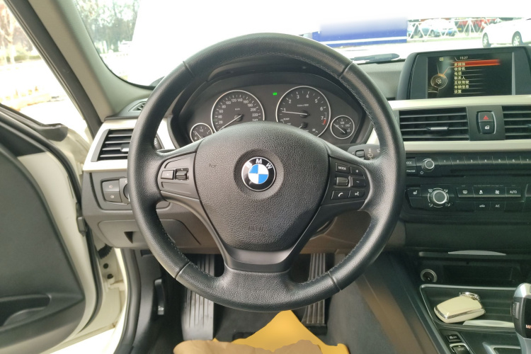 宝马3系 2015款 316Li 时尚型中控内饰13