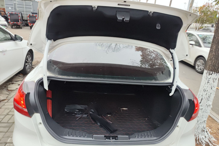 福特 福克斯 2017款 三厢 1.6L 自动风尚型智行版机舱底盘23