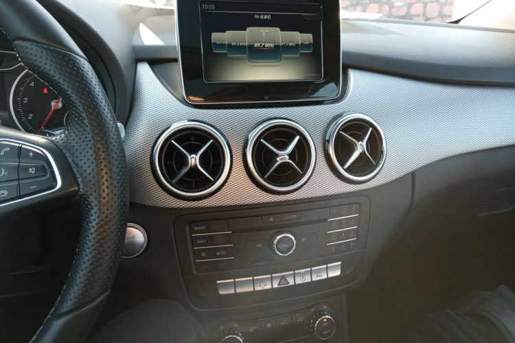 奔驰B级 2015款 B 200 时尚型局部细节16