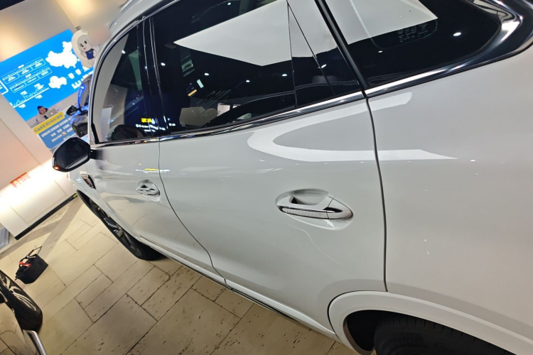 红旗HS5 2023款 2.0T 旗享Pro版车身外观4