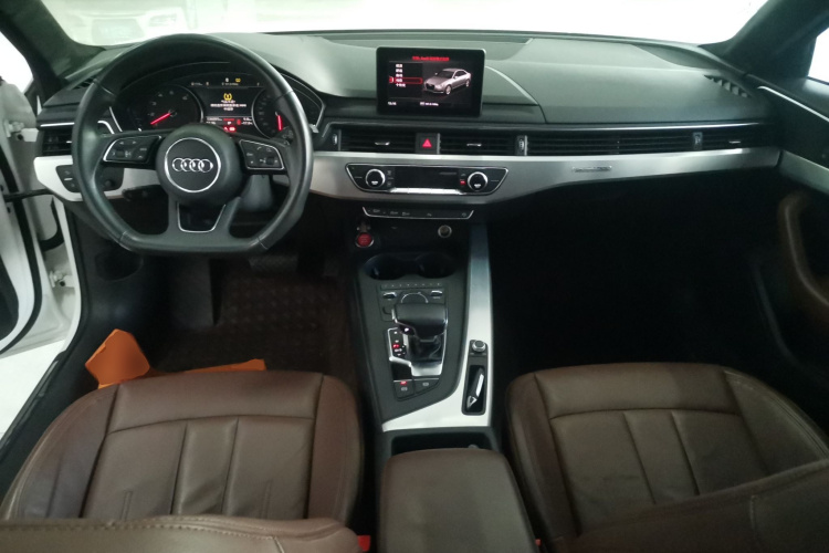 奥迪A4L 2018款 30周年年型 45 TFSI quattro 个性运动版中控内饰7002