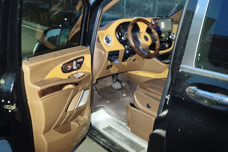 奔驰 威霆 2023款 2.0T 商务版 7座中控内饰20